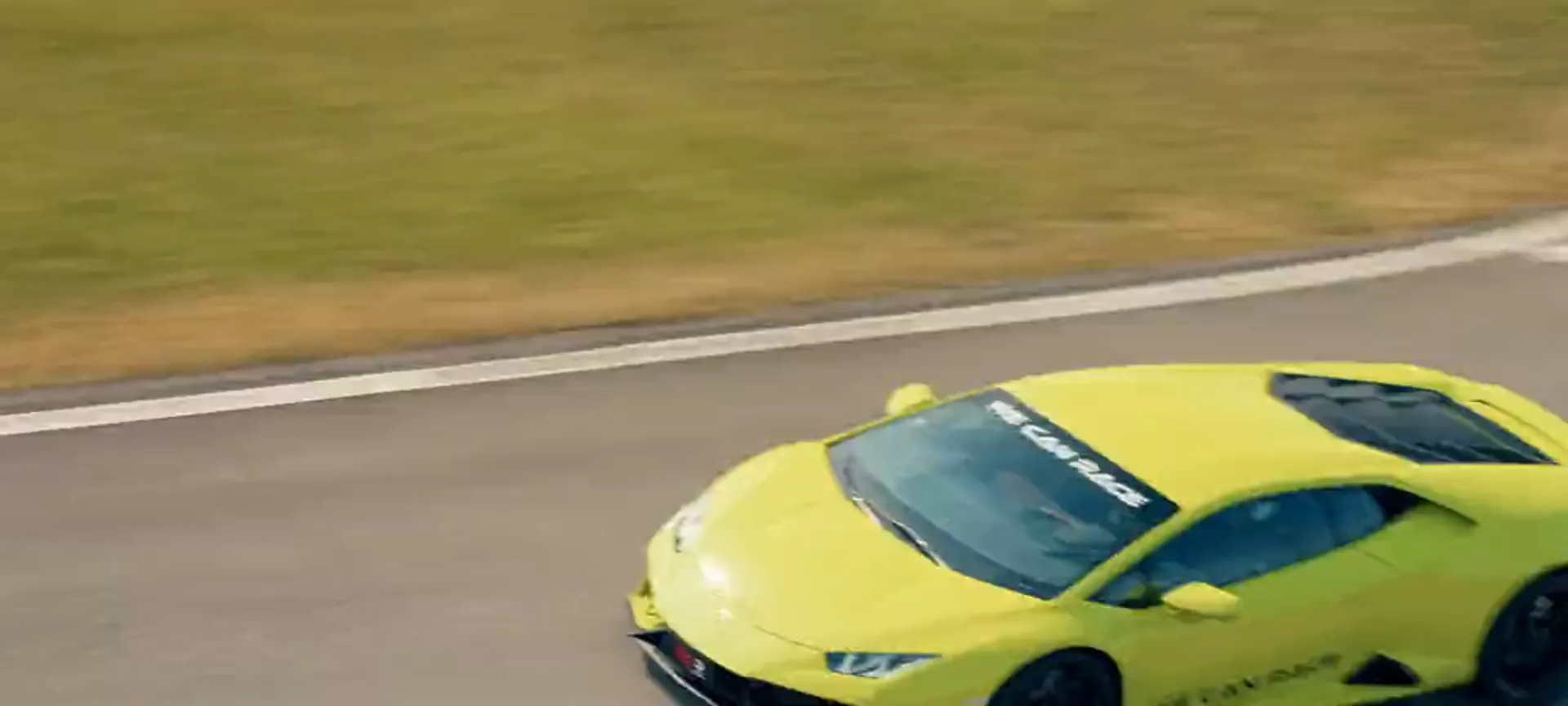 Una supercar in pista durante una giornata aziendale We Can Race