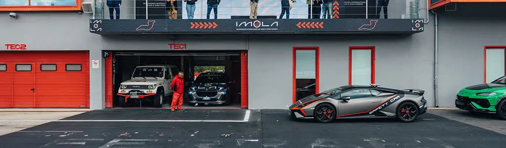 Premiazione sulla balconata del circuito di Imola, con safety car parcheggiate sotto