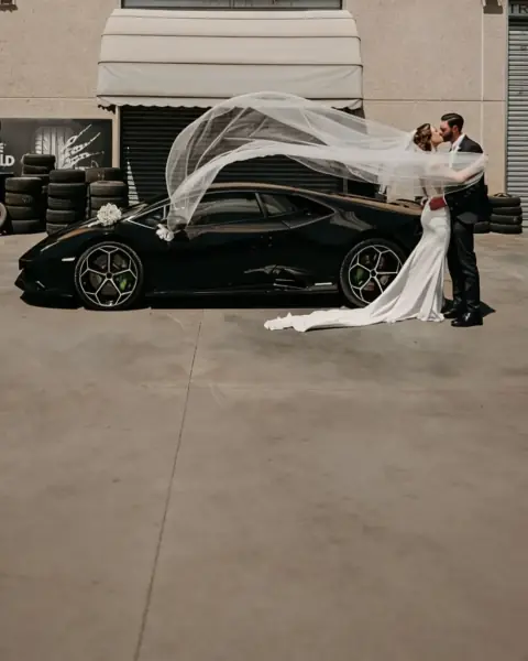 Sposi accanto a una supercar We Can Race